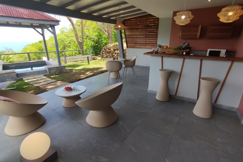 La terrasse avec la cuisine complètement équipée